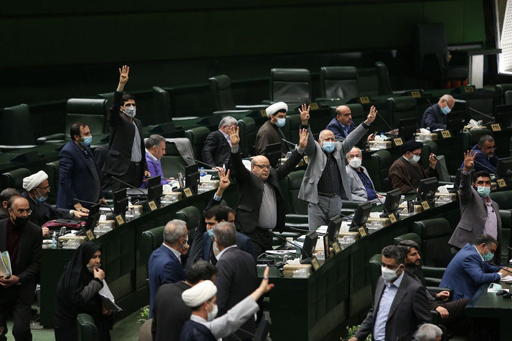بر اساس مصوبه امروز مجلس معافیت مالیاتی فعالیت‌های مربوط به انتشارات کمک درسی حذف شد. همچنین مقرر شد درآمد بازیگران، اجرای صحنه خوانندگی (کنسرت) و تهیه‌کنندگی، نشر و تکثیر و پخش آثار موسیقیایی، حراجی آثار هنری تا سقف ۲۶۰ میلیون تومان در سال معاف از مالیات باشد.