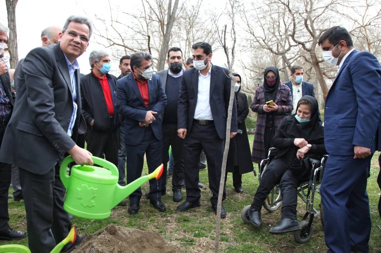 در آستانه استقبال از بهار و همزمان با روز درختکاری، شهردار مشهد با همراهی افراد دارای معلولیت و توان‌یابان شهر در بوستان ملت گل و درخت کاشت.