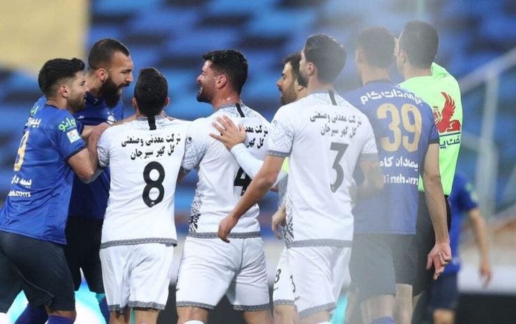 استقلال موفق شد در یک بازی حساس و جنجالی گل‌گهر را شکست دهد.