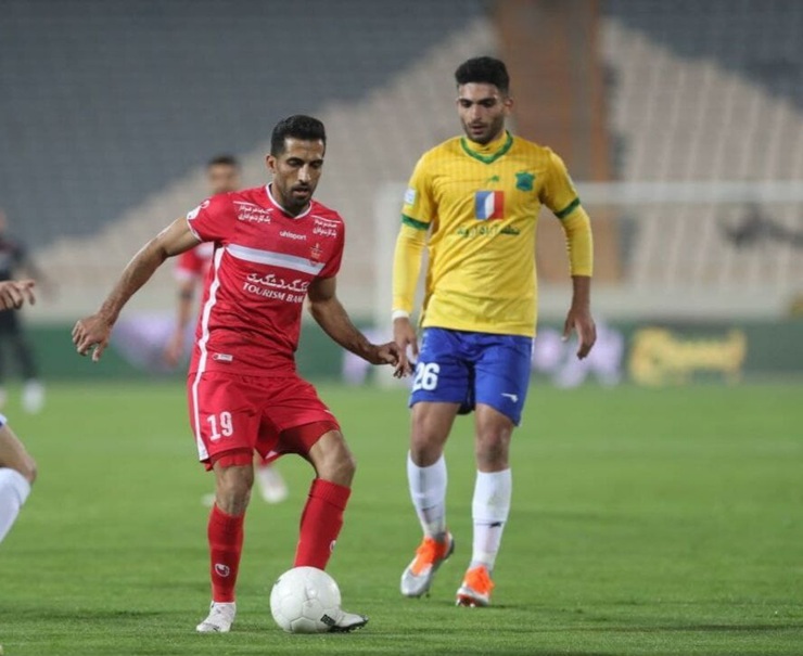 تیم فوتبال پرسپولیس در آبادان مقابل صنعت نفت آبادان مغلوب شد.