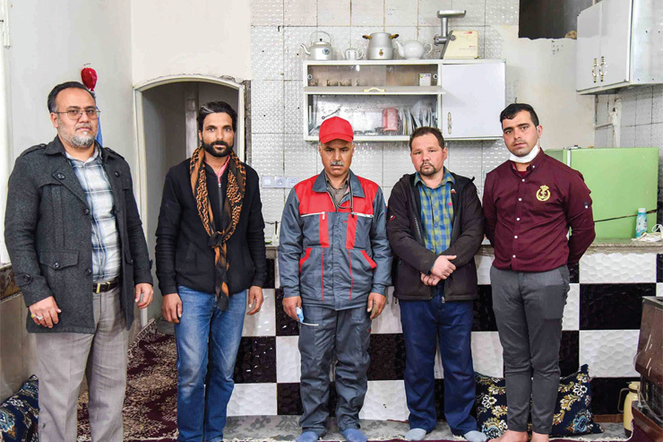 بعد از آتش‌سوزی اخیر در خانه پاکبان محله شهیدبسکابادی، دیگر پاکبانان منطقه دست به دست هم دادند تا این چهاردیواری را دوباره بازسازی کنند.