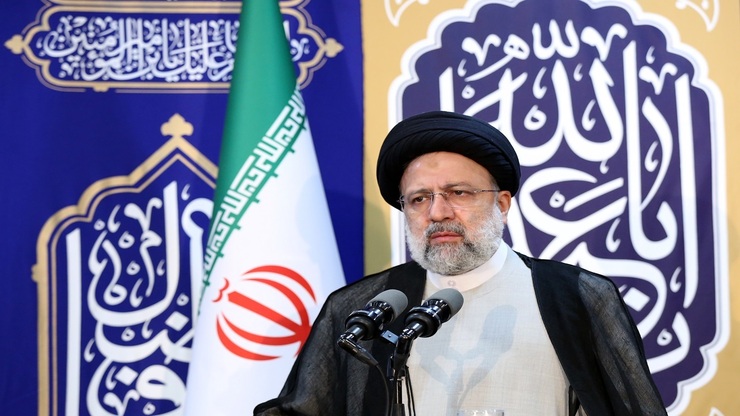 حجت‌الاسلام رئیسی گفت: هیچ پیمانکاری حق ندارد به هیچ‌عنوان و بهانه‌ای حقوق کارگران را پرداخت نکند و حقوق هیچ کارگری نباید یک روز هم به تأخیر بیفتد.