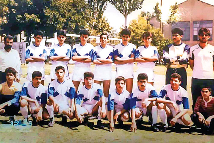 شاهین از تیم‌های خوب مشهد در دهه ۷۰ بود که درآن سال‌ها در کنار سایر تیم‌های باشگاهی و محلی مشهد حضوری مؤثر در مسابقات ورزشی داشت. در این عکس چهره‌هایی، چون امیر عصاران، ساسان نعیمی، رضا واعظی‌پور، حمید علیزاده، رامین صحت، حمید شریفی و مهران نعیمی دیده می‌شوند.
عکس از آلبوم اختصاصی رضا واعظی‌پور