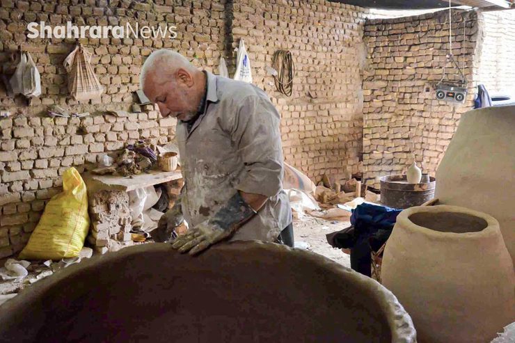 تنورمال قدیمی محله ثامن تا رمق و توان در وجودش هست دست از پیشه خانوادگی‌اش برنمی‌دارد.