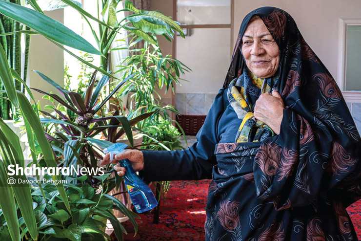 گفته بودند یک مادر شهید باوجود غم‌هایی که دیده، هنوز پرانرژی و شاداب درپی حل مشکلات روستای شاهین قلعه است. انرژی مضاعف او، اما قدری بیشتر از آن چیزی است که برایمان گفته اند. خنده رو و رسا برایمان از صبر می‌گوید.