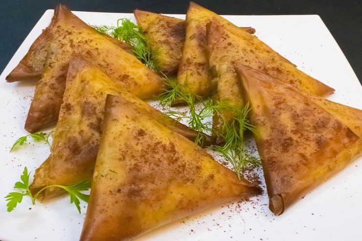 سمبوسه یک غذای محبوب بین المللی است که طعم و مزه تند و لذیذی دارد. این غذا را می‌توان به عنوان پیش‌غذا و یا یک میان‌وعده نیز سرو کرد.