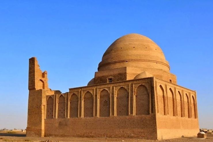 بابالقمان، بنایی مشهور در یک کیلومتری سرخس می‌باشد، که در انتظار علاقه‌مندان تاریخ است.