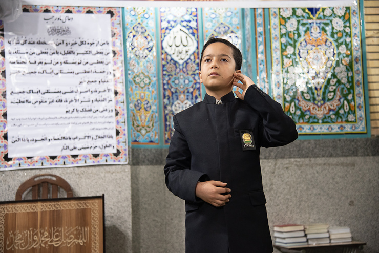 مهدی یلی اورته‌چشمه، ۱۲سال دارد و کلاس ششم مدرسه شهیدمحرابی۲ است. او مکبر حرم امام‌رضا(ع) و مسجد امام‌حسین(ع) است.