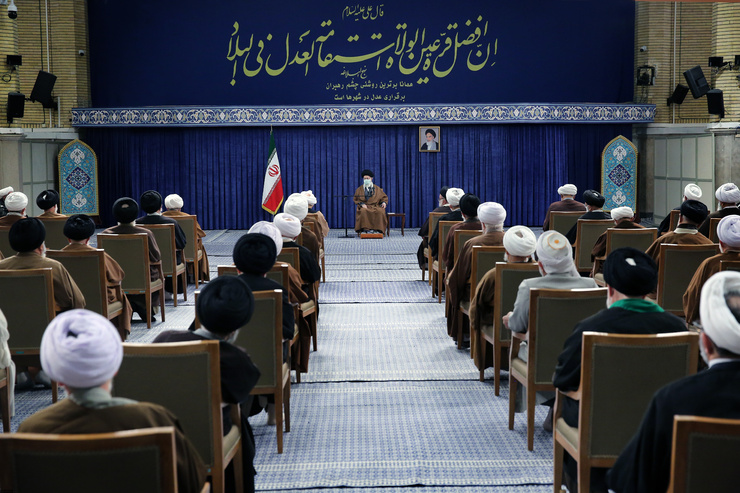 رهبر انقلاب خاطرنشان کردند: تخصیص بودجه سنگین برای جهاد تبیین کار غلطی است، در جهاد تبیین باید راه پیشرفت و تعالی مادی ملت از بیراهه‌ها جدا بشود.
