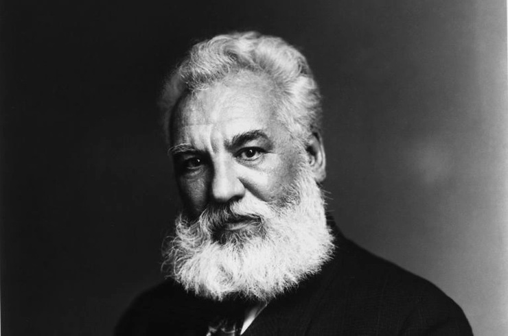 ۱۴۵ سال پیش و در چنین روزی، الکساندر گراهام بل موفق شد اولین مکالمه تلفنی‌اش را برقرار کند و تلفن رسما شروع‌به‌کار کرد. نخستین کلمات گراهام‌بل پشت گوشی تلفن و برای ثبت در تاریخ، کلمات عجیبی است: «آقای واتسون، خواهش می‌کنم فوری بیایید اینجا، من به کمک شما احتیاج دارم.»