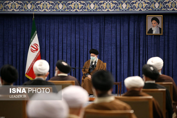 رهبر انقلاب، صبح امروز در دیدار اعضای مجلس خبرگان رهبری فرمودند: شنیدم در مجلس یک بودجه‌ سنگینی برای جهاد تبیین در نظر گرفتند. بنده به عنوان کسی که به جهاد تبیین خیلی هم اهمیت می‌دهم با اینجور بودجه گذاشتن توافقی ندارم.