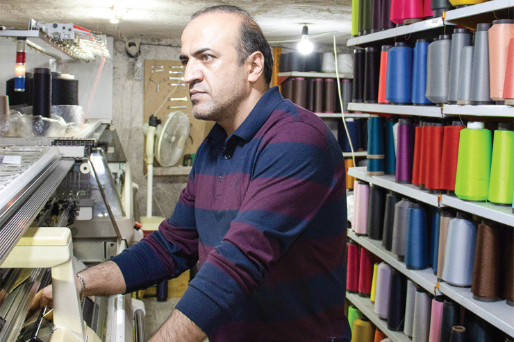تمام همّ و غم کارآفرین و صاحب کارگاه تریکوبافی در محله ثامن، این است که کار باکیفیت ایرانی تولید کند.