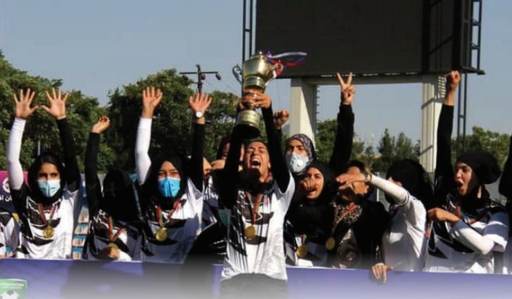 با منوژ، دختر جوان و فوتبالیست افغانی از همهمه و و حشت کابل زیر سلطه طالبان تا ملبورن همراه شدم. او از خاک کردن کاپ و مدال هایش، از ترس و وحشت اسارت یا کشته شدن به دست طالبان می‌گوید، از بیم و از امیدهایش، از تغییر زندگی و دنیای جدیدش...»