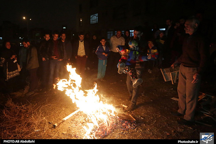 عمده افرادی که در چهارشنبه سوری سانحه می‌بینند، نوجوانان و گاهی جوانان هستند. به‌گفته کارشناسان، خانواده‌ها در آگاه‌سازی فرزندان در آستانه چهارشنبه آخر سال که ممکن است عواقب و خسارات مالی و جانی جبران‌ناپذیری به همراه داشته باشد، نقش بسزایی دارند.