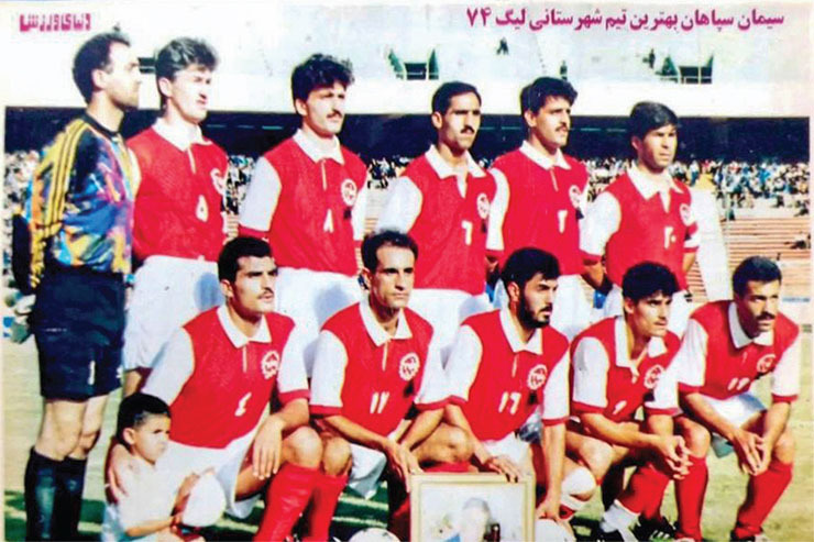 حسین نخودیان سنگربان نام‌آشنای مشهدی در دوران فوتبالش مدتی هم برای باشگاه سپاهان اصفهان به میدان می‌رفت. این تصویری از حضور نخودیان در سپاهان سرخ‌پوش سال ۷۴ است. روز‌هایی که این تیم اصفهانی بهترین تیم شهرستانی لیگ جام آزادگان بود.