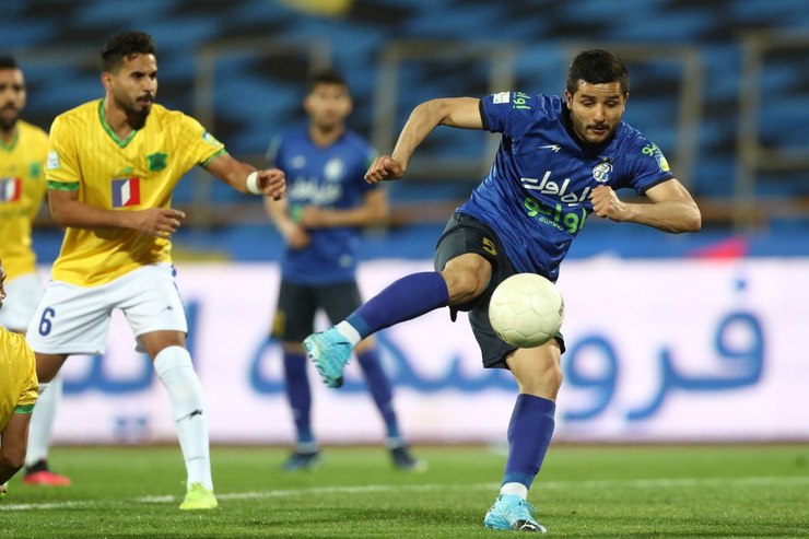 فرهاد مجیدی، سرمربی استقلال قصد دارد از زوج عارف غلامی و رافائل داسیلوا در بازی با پرسپولیس استفاده کند. به این ترتیب دانشگر و چشمی جایی در خط دفاع استقلال نخواهند داشت.