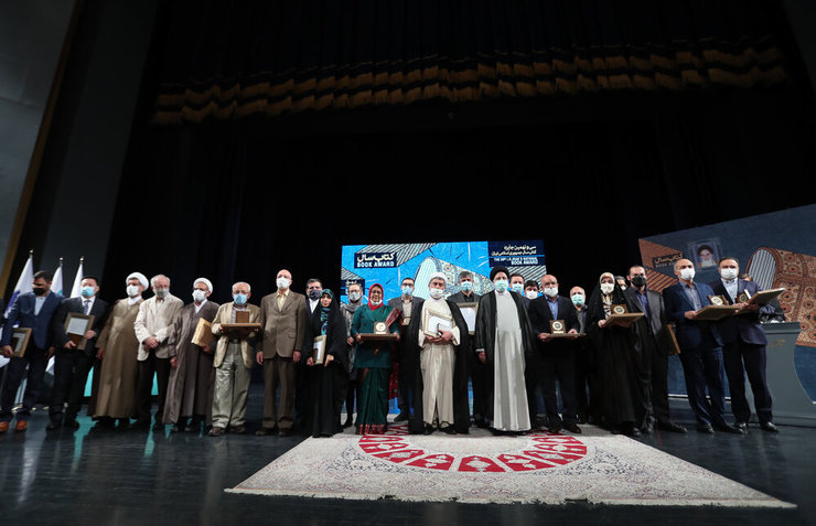 برگزیدگان و شایستگان تقدیر سی‌ونهمین جایزه کتاب سال و بیست‌ونهمین جایزه جهانی کتاب سال جمهوری اسلامی ایران، امروز (سه‌شنبه ۲۴ اسفند) در مراسمی با حضور رئیس‌جمهور معرفی شدند.