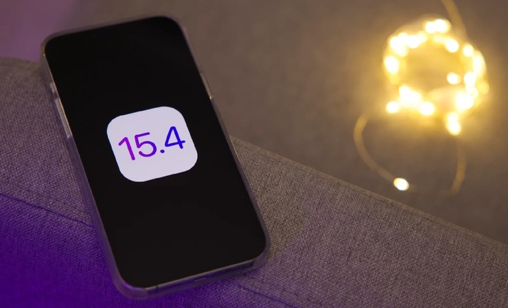 iOS ۱۵.۴ جدیدترین نسخه از سیستم‌عامل موبایلی اپل است که بازکردن فیس ID را حتی هنگام استفاده از ماسک ممکن می‌کند.
