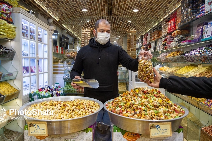در آستانه فرارسیدن سال نو بازار آجیل و خشکبار مشهد بعد از دو سال به دلیل فروکش کردن تب کرونا دوباره داغ شده است. شاید ماجرای شما با آجیل شب عید، مشابه مردمی باشد که ما با آن‌ها گفتگو کردیم. اغلب آقایان با سه واژه مشترک جواب می‌دادند: «نخریم، چه کنیم؟».