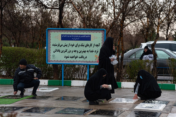 شهروندان مشهدی از ۲۴ تا ۲۶ اسفند ماه در آیین چراغ برات سر مزار خویشاوندان خود گرد هم آمدند. طبق یک سنت قدیمی ۳ روز منتهی به ولادت امام زمان (عج) را با عنوان ایام چراغ برات گرامی داشته و در آرامستان‌ها حضور می‌یابند. در این سنت دیرینه هر خانواده با حضور بر مزار نزدیکانش برای وی طلب مغفرت کرده و به توزیع خیرات بین دیگران می‌پردازد.