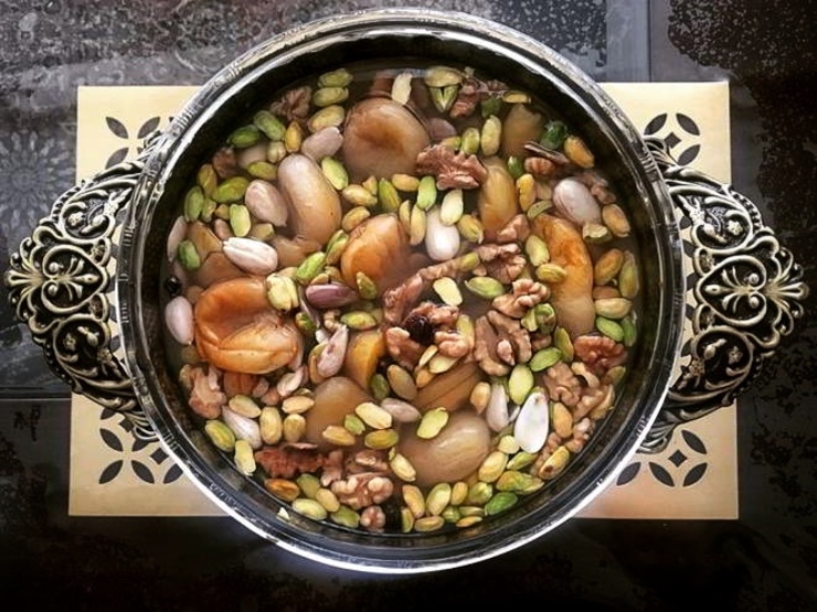 آماده کردن سفره‌‌ هفت ‌سین و هفت‌ میوه از رسم‌های ویژه‌ نوروز در افغانستان است. خانواد‌ه‌های افغانستانی در نخستین روز نوروز سفره‌ها را با هفت سين تزئین و با هفت ميوه از میهمانان خود پذیرایی می‌کنند.