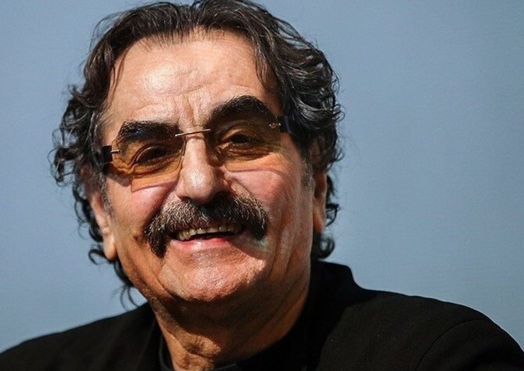 یک گروه تنبور نوازی در کرمانشاه در حضور شهرام ناظری به عنوان مهمان ویژه به نواختن ساز پرداختند.