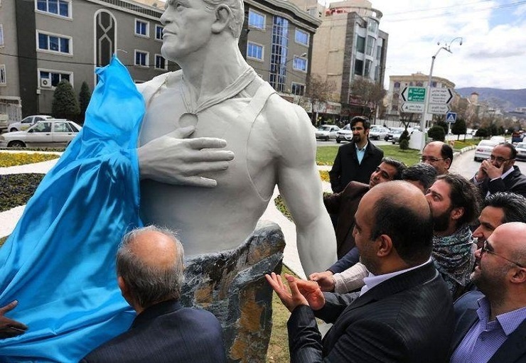مادرش که برای گرفتن سجل (سه‌جلد) رفت، رئیس ثبت احوال، سراغ همسرش را گرفت. زینب‌بانو بهتش زد.