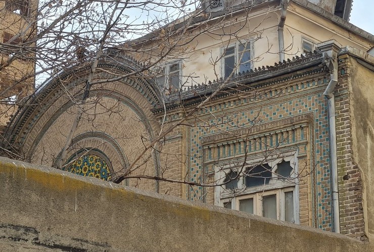 رمز و راه یک بازی تعاملی مناسب بزرگسالان در سبک ماجراجویی و حل مساله است که در بستر شهر و در تعامل با المان‌ها و عناصر واقعی شهر مشهد انجام می‌شود.
