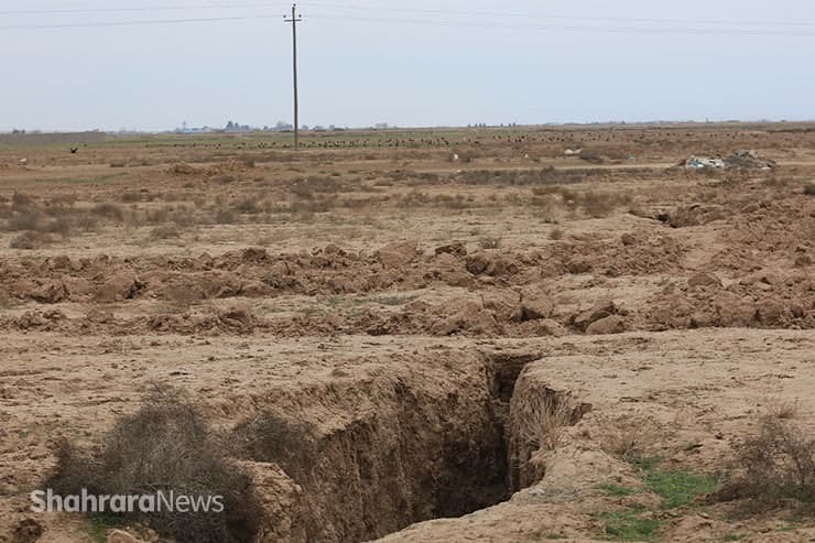 فرونشست، بلایی که ما به جان زمین انداخته ایم، هر روز ریشه می‌دواند. قسمتی از زمین فرومی رود و ترک برمی دارد؛ اتفاقی که با برداشت زیاد آب، پر شدن خلل وفرج خاک، فرونشست زمین و در نهایت نبود جایی خالی برای بازگشت دوباره آب -اگر بارانی ببارد- به جان زمین افتاده است.