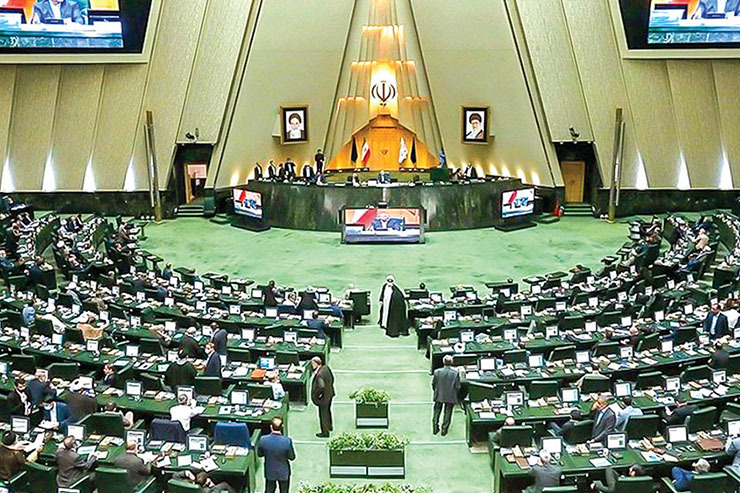 روز سه شنبه با ارسال یک پیامک به نمایندگان عضو کمیسیون طرح صیانت برای تشکیل یک جلسه و ۴۵ دقیقه‌ای این کمیسیون، کلیات آن در مدتی کوتاه و با رأی ۱۹ نماینده به تصویب رسید. موضوعی که واکنش‌های زیادی به همراه داشت.
