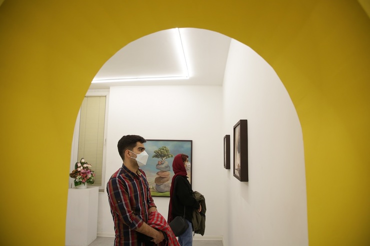 نمایشگاه «خواب زمستانی»، آثار نقاشی و تصویرگری آزاده نظام دوست است که با الهام از نگارگری ایرانی به تصویر کشیده شده است. با این هنرمند درباره نمایشگاه و آثارش گپ زد ه ایم که در ادامه می‌خوانید.
