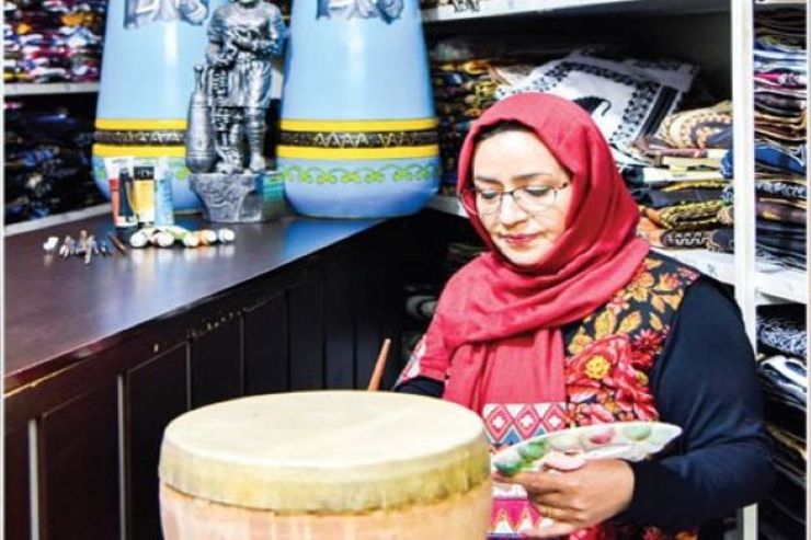 هنر خاص فاطمه سلیمی، هنرمند محله پایین خیابان نقاشی بر روی ادوات ورزش زورخانه‌ای است.