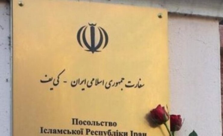 سفارت جمهوری اسلامی ایران در اوکراین به شهروندان ایرانی توصیه کرد: به محض عبور از هر یک از نقاط مرزی اوکراین، ورود خود به کشور دیگر را به سفارت‌های جمهوری اسلامی ایران در ورشو، وین، بوداپست و بخارست اطلاع دهند و در مسیر‌های تعیین شده از سوی همان سفارت حرکت کنند.