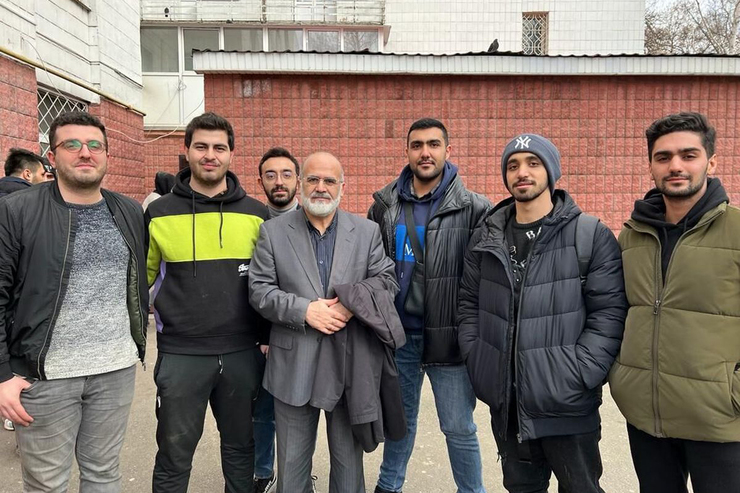 سفیر جمهوری اسلامی ایران در اوکراین اعلام کرد : روز گذشته یکصد نفر از دانشجویان ایرانی از ایستگاه راه آهن کی یف عازم شهرهای مرزی در غرب ‎اوکراین شدند.