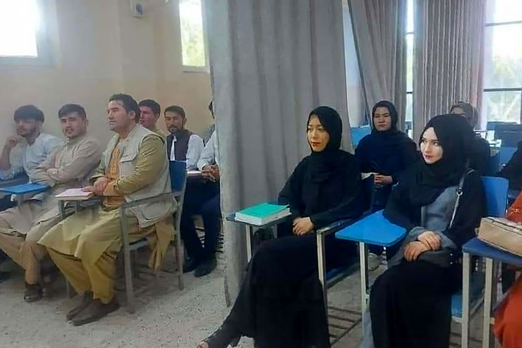دانشگاه‌های دولتی افغانستان درحالی بازگشایی شده است که کلاس‌های این دانشگاه‌ها با تفکیک جنسیت بازگشایی شده‌اند.