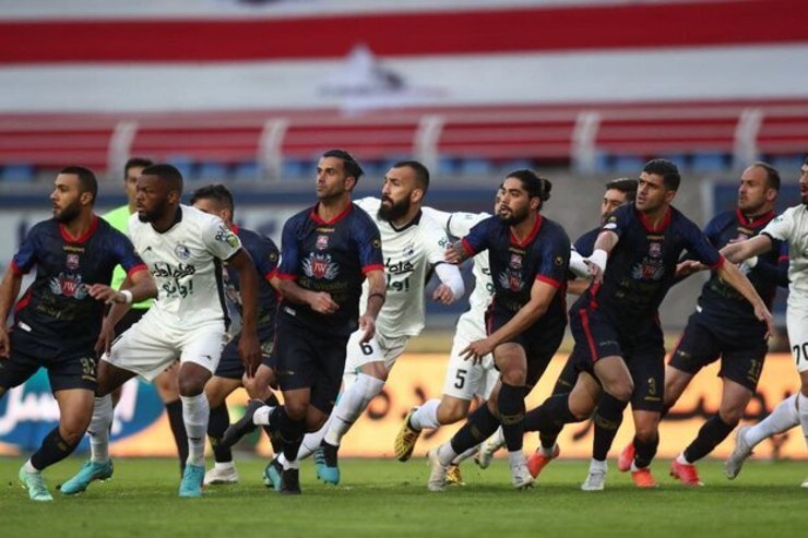 هفته بیستم لیگ برتر فوتبال ایران با برگزاری هشت دیدار برگزار شد و فاصله پرسپولیس و استقلال کاهش یافت.