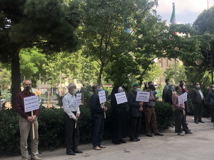 جمعی از کارگران و بازنشستگان به بهانه روز کارگر مقابل ساختمان تأمین اجتماعی خراسان‌رضوی تجمع و درخواستشان از قوانین کارگری و اعتراضشان به آن را اعلام کردند.