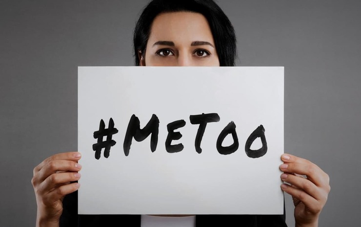میان جنبش جهانی «MeToo#» تا جنبش ایرانیزه‌شده «#من_هم» چیزی حدود ۴ سال فاصله بود. از روزی که زنان در گوشه‌وکنار دنیا از تجربه آزار و تجاوز جنسی خود نوشتند تا روزی که زنان ایرانی در کنار توئیت‌هایشان از MeToo# استفاده کردند، ۴ سال زمان برد.