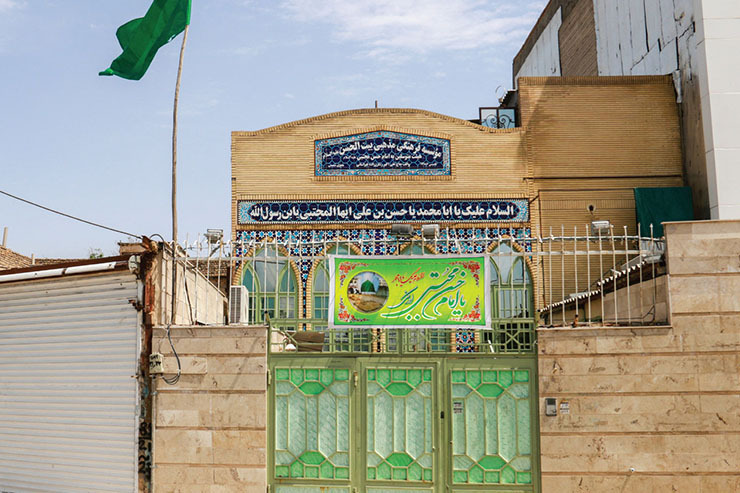 گفته می‌شود ماجرای پاگرفتن حسینیه بیت‌الحسن (ع) در بولوار مجلسی غربی که حالا کلی برووبیا و برنامه دارد، به ماجرای زندگی جوان‌های محله برمی‌گردد که خیلی‌هایشان توان هزینه‌کردن برای مراسم عروسی نداشتند.