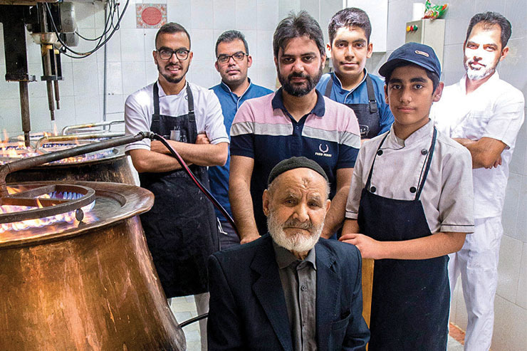 حاج غلامرضا اولین آشپزخانه اختصاصی شله مشهد را از سال ۱۳۵۶ در محله محمد‌آباد راه انداخته است.