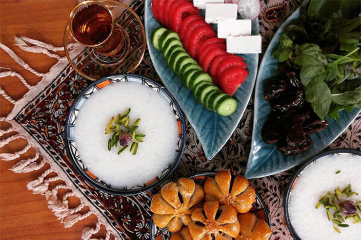 برای شروع افطار می‌توانید شیر مخلوط با چهار مغز بنوشید. برای تهیه آن نیم ساعت قبل از زمان افطار بادام، گردو، فندق، و پسته به اندازه یک قاشق غذاخوری را نیم کوب کنید و در یک لیوان شیرداغ بخیسانید.