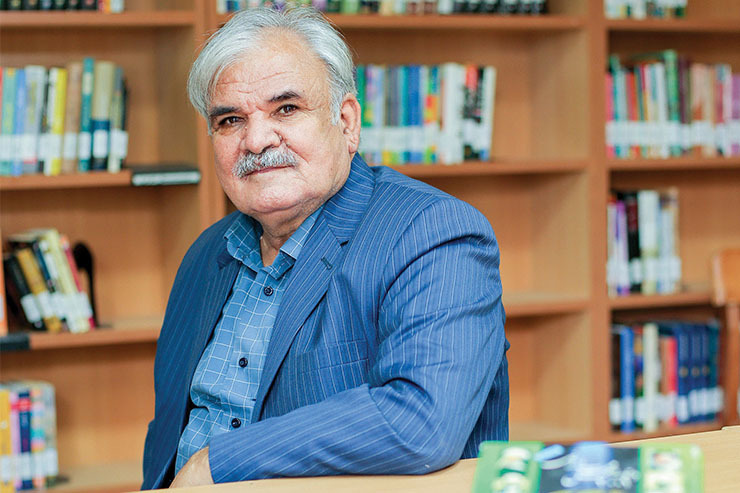 محمد حقیقت‌خواه، وقتی ۱۵ سال پیش از معلمی بازنشسته شد، تازه به دنبال علاقه کودکی‌اش رفت و نویسنده و ناشر شد