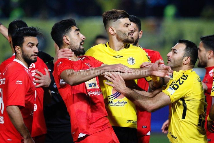 مسابقات لیگ برتر  بعد از ۲ هفته از سر گرفته می‌شود. در این بین رویارویی سپاهان و پرسپولیس، حساس‌ترین بازی آن به شمار می‌رود.