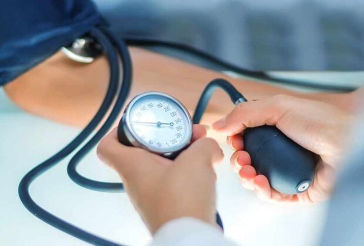 کاهش فشار خون با علائمی از جمله سرگیجه، احساس منگی، بی حالی و ضعف همراه است. فشار خون پایین بیشتر در مواقعی رخ می‌دهد که فرد تغییر وضعیت دارد.