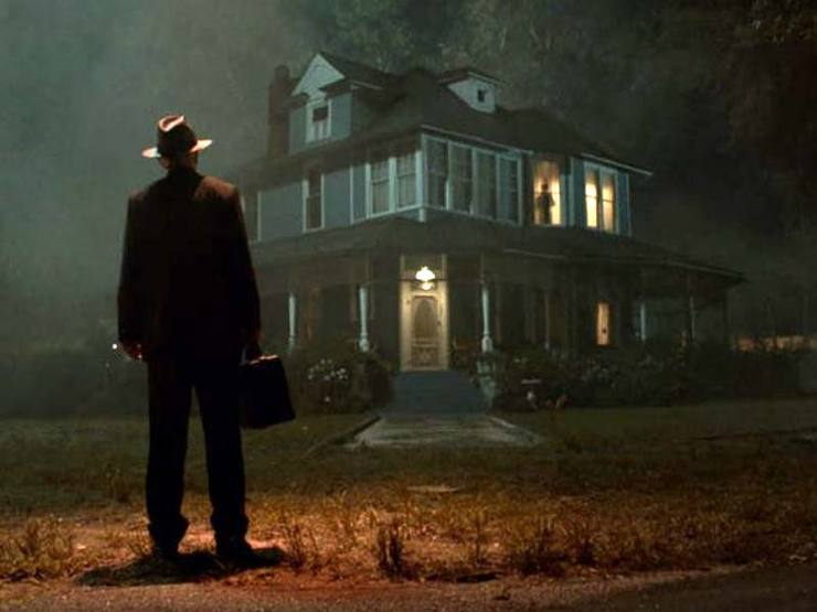 مایکل چاوز، کارگردان فیلم The Conjuring 3 با عنوان اصلی  The Conjuring: The Devil Made Me Do It ضمن انتشار چند تصویر انحصاری از قسمت سوم مجموعه کانجورینگ، وعده‌های هیجان‌انگیزی به طرفداران این فیلم ترسناک می‌دهد.