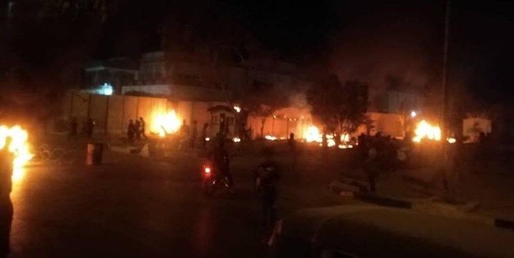 منابع خبری گزارش دادند که افرادی به آتش زدن دیوار بیرونی کنسولگری ایران در کربلا اقدام کرده‌اند.