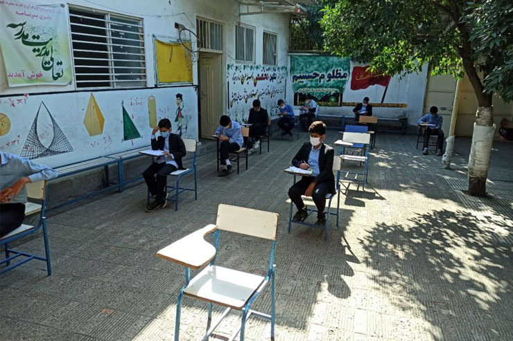 مدیر کل آموزش و پرورش خراسان رضوی می‌گوید امتحانات پایه نهم و دوازدهم در صورت فراهم شدن شرایط در حیاط مدارس برگزار می‌شود