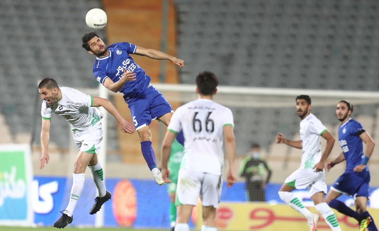 عارف غلامی که در دربی قبل نیز روی دو گل پرسپولیس مقصر بود حالا در آستانه دربی با اشتباه مرگبارش مربیان این تیم را سخت به فکر فرو برده است. آیا او دوباره به نیمکت تبعید می‌شود؟