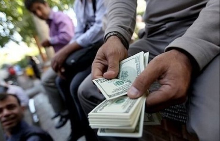 عضو کانون صرافان ایران گفت: تا زمانی که بازار‌هایی مثل بازار ارز جذابیت داشته باشد سرمایه‌های هموطنان از بازار‌هایی مثل بازار سرمایه دور می‌شود و با کاهش قیمت ارز امیدوار هستیم هموطنانمان به سمت بازار سرمایه حرکت کنند.