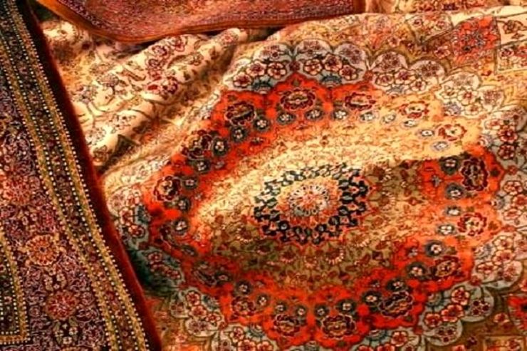 عامل توسعه شبکه ملی دست‌بافته‌های داری خراسان‌رضوی گفت: متأسفانه دولت در حمایت از صادرات و تولیدکنندگان فرش دست‌باف کارنامه قبولی نگرفته و خدمت چشمگیری به این کالای سرمایه‌ای نکرده است.
